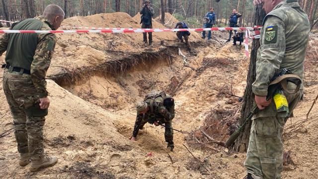 Son Dakika: Ukrayna lideri Zelenski: Rusya'dan geri alınan İzyum'da toplu mezar bulundu