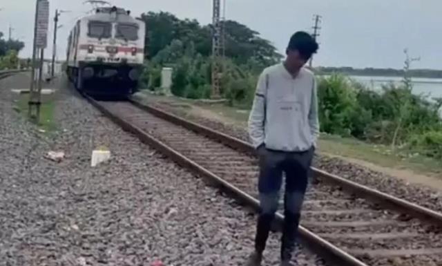 Sosyal medyada paylaşmak için hava bir video çekmeye çalışan gence tren çarptı
