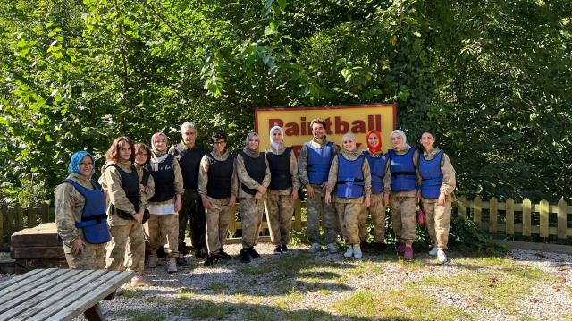 Sümeyye Erdoğan kamuflaj giyip paintball oynadı, performansına övgüler yağdı