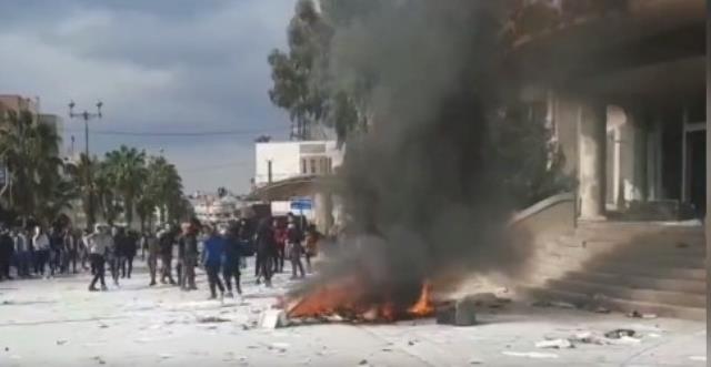 Esed rejimi güçleri, Suriye'nin güneyinde hayat pahalılığını protesto eden halka ateş açtı