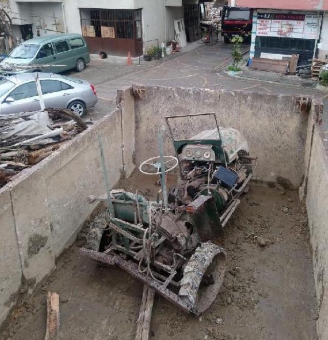 Yıkılan binadan, 72 yıl önce dönemin milletvekili tarafından yapılan traktör çıktı