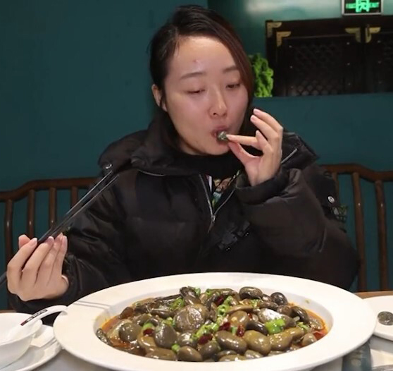 Çinlilerin yeni modası pes dedirtti! Tavada taş kızartıp yemeye başladılar
