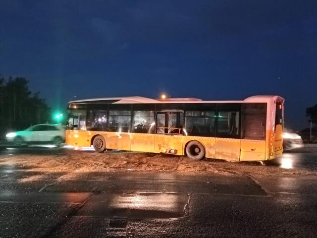 Arnavutköy'de ters şeritten yola giren İETT otobüsü kazaya neden oldu: 14 yaralı