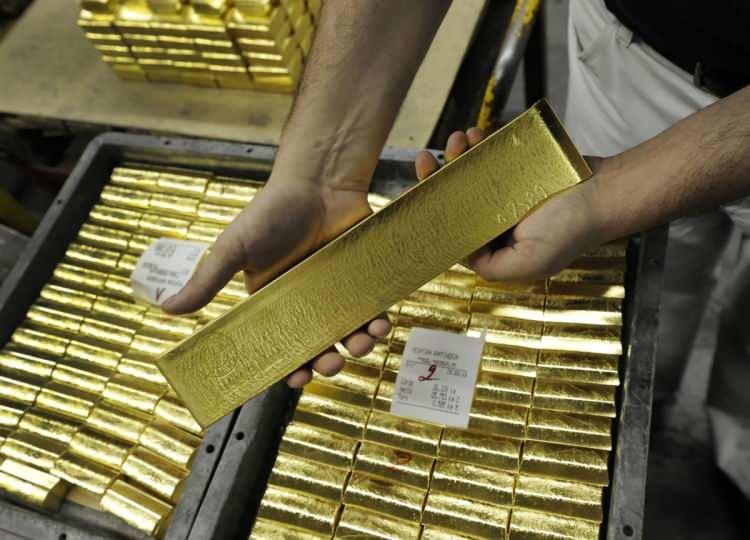 <p>Küresel resesyonun gerçekleşeceğine dair tehdit büyüyor olsa da Fed faiz artırımları hızını koruyacak gibi. Bu durum ons altın için olumsuz bir zemin yaratmasının yanında altın piyasalarında ticaretin yönünü de değiştiriyor.</p>

<p> </p>

<p>Küresel talep dengeleri yeniden şekilleniyor; Batı’nın talebi azalırken, Doğu’nun talebinde artış yaşanıyor.</p>
