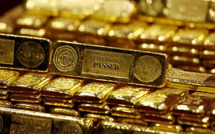 <p>Altını yatırım olarak daha az cazip hale getiren yüksek faizler, New York gibi finans merkezlerinden büyük miktarda metal çekilmesi ve bazı uzmanlara göre Şanghay, İstanbul gibi merkezlerdeki talebi karşılamak için doğuya yönelmesi anlamına geliyor.</p>
