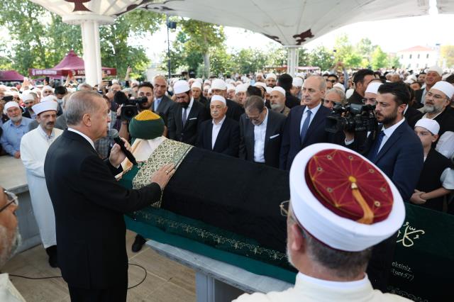 Türk düşünce hayatının önemli isimlerinden Ömer Tuğrul İnançer, Cumhurbaşkanı Erdoğan'ın katıldığı törenle son yolculuğuna uğurlandı