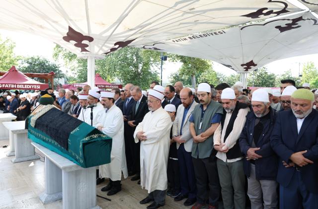 Türk düşünce hayatının önemli isimlerinden Ömer Tuğrul İnançer, Cumhurbaşkanı Erdoğan'ın katıldığı törenle son yolculuğuna uğurlandı