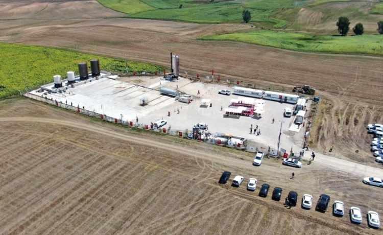 <p>Adana’daki petrol rezervi ile ilgili Kanal7 Ankara Temsilcisi ve Haber7 yazarı Mehmet Acet'in sunduğu Başkent Kulisi’nde açıklamalarda bulunan Enerji ve Tabii Kaynaklar Bakanı Fatih Dönmez, Çukurova bölgesinde şu anda 3’üncü kuyunun açıldığını yaklaşık 8-10 milyon varillik bir rezervin var olduğunu söyledi.</p>
