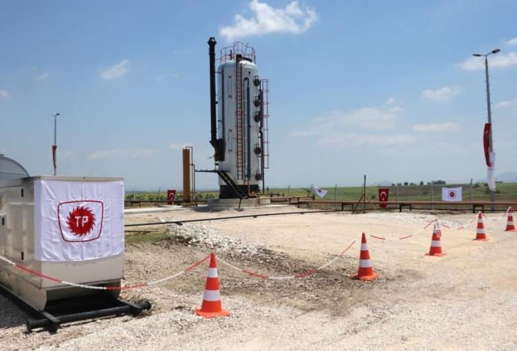 <p>Dönmez “Yaklaşık 350-400 metrelik sığdan petrol üretiyoruz. Ki o bölgede yaşayanlar bilir, yani sulamak için kuyu açsanız artezyen yine o kadar inmeniz lazım. Biz neredeyse su seviyesinden petrol bulduk, bu büyük bir nimet. </p>
