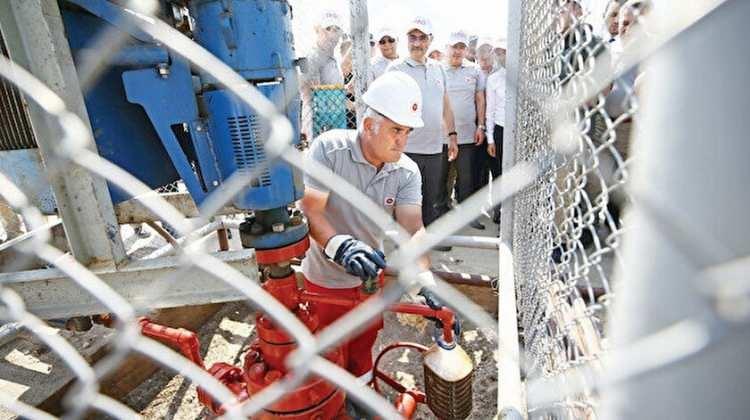 <p>Kaliteli bir petrol, <strong>yaklaşık 800 milyon dolarlık bir değeri var.</strong> Orada 10 kuyuya kadar çıkacağız ve toplamda da belki günlük üretimimiz işte bin varile kadar çıkmış olacak” dedi.</p>
