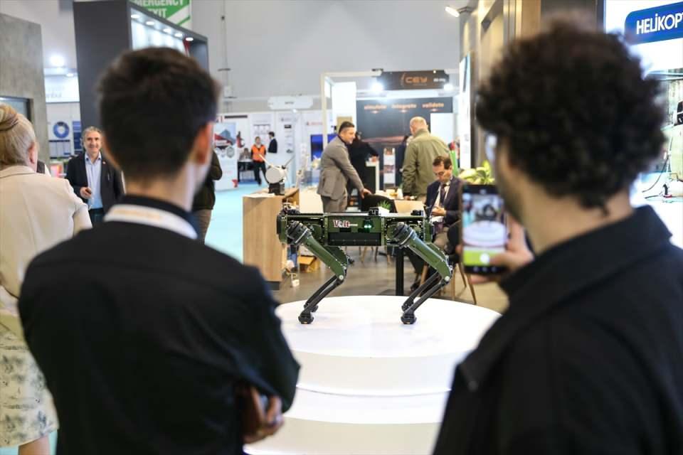 <p>Avrupa'nın en büyük sanayi kümelenmesi olan SAHA İstanbul'un düzenlediği SAHA EXPO Savunma, Havacılık ve Uzay Sanayi Fuarı, İstanbul Fuar Merkezi'nde 3. gününde devam ediyor.</p>

<p> </p>
