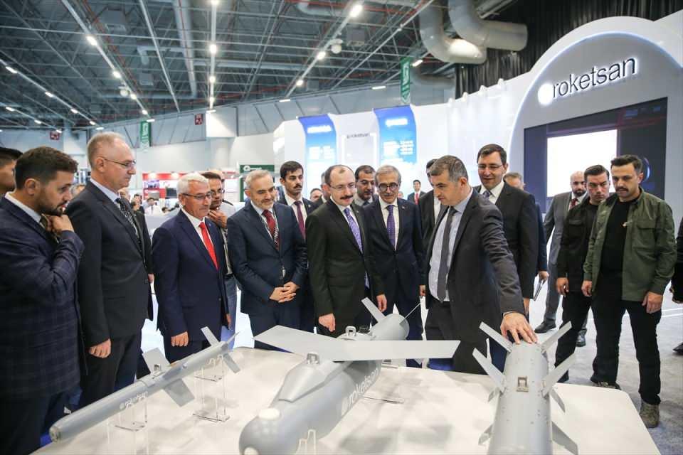 <p>Fuarı ziyaret eden Ticaret Bakanı Muş'a, Cumhurbaşkanlığı Savunma Sanayii Başkanı İsmail Demir ve SAHA İstanbul Yönetim Kurulu Başkanı Haluk Bayraktar ile savunma sanayisi firmalarının yöneticileri eşlik etti.</p>

<p> </p>
