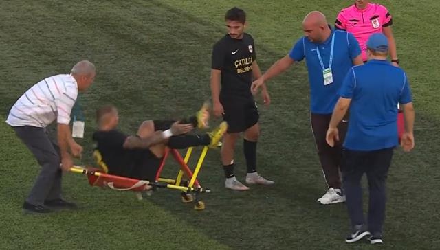 Türkiye Kupası'nda sedye krizi! Sakatlanan futbolcu başına gelenlerden sonra sahadan koşarak çıktı