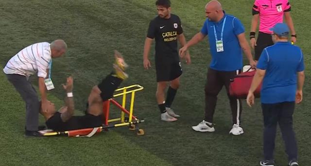 Türkiye Kupası'nda sedye krizi! Sakatlanan futbolcu başına gelenlerden sonra sahadan koşarak çıktı