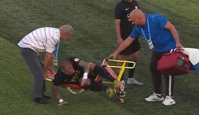 Türkiye Kupası'nda sedye krizi! Sakatlanan futbolcu başına gelenlerden sonra sahadan koşarak çıktı