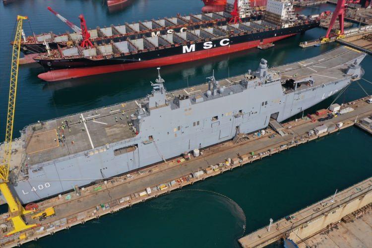 <p>MSB'nin sosyal medya hesabından yapılan açıklamada, LHD Anadolu gemisine iniş ve kalkış yapan helikopterler ile atış testlerinin gerçekleştirildiği anlara ilişkin görüntüler paylaşıldı.</p>
