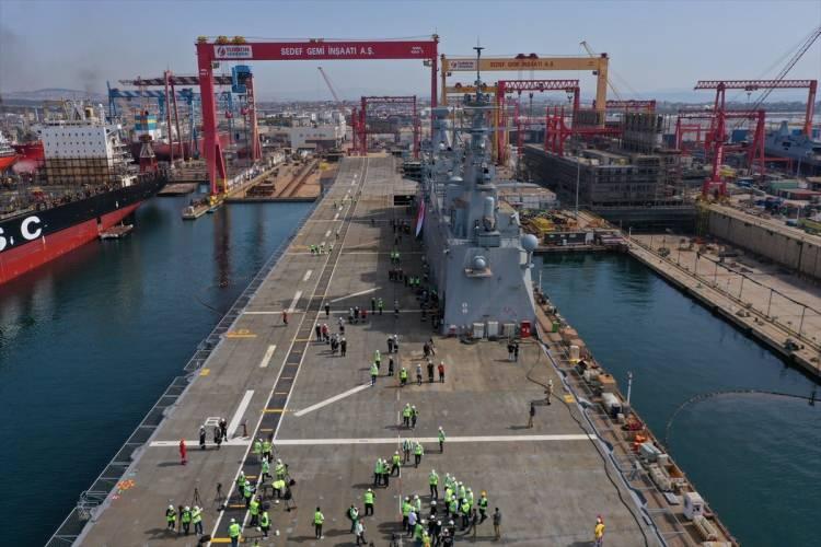 <p>KITALAR ARASI GÖREVLERE ÇIKABİLECEK</p>

<p>Türk donanmasının ihtiyaçları doğrultusunda başlatılan LHD Anadolu projesinde tam donanımlı 8 helikopter bulundurularak bir tabur tam teşekküllü askerin istenilen bölgeye sevkini sağlayabilecek. </p>

