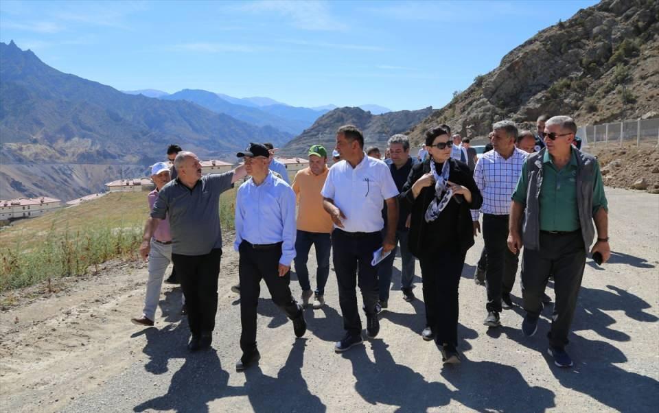 <p>Bölgede incelemelerde bulunan Artvin Valisi Yılmaz Doruk, Türkiye'nin en yeni ilçesi hakkında, yeni yerleşim yerinin bugün itibariyle önemli ölçüde yaşanmaya hazır hale gelmiş göründüğünü açıkladı.<br />
<br />
Vali Doruk, beraberindeki Çevre, Şehircilik ve İklim Değişikliği Bakanlığı Yapı İşleri Genel Müdürü Banu Aslan, DSİ Genel Müdür Yardımcısı Faruk Fıratoğlu ve diğer ilgililerle Yusufeli Barajı ve HES Projesi nedeniyle su altında kalacak ilçe merkezinin taşınacağı yeni yerleşim yerinde incelemelerde bulundu.</p>

