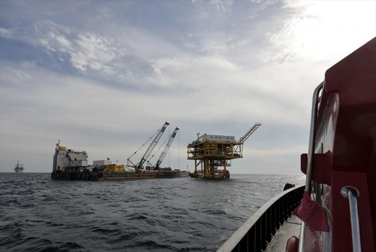 <p>Bu yıl sona ermesi planlanan projede, 3,2 milyar metreküp depo kapasitesinin 4,6 milyar metreküpe, 28 milyon metreküp olan günlük geri üretim kapasitesinin de 75 milyon metreküpe çıkması öngörülüyor.</p>

<p> </p>
