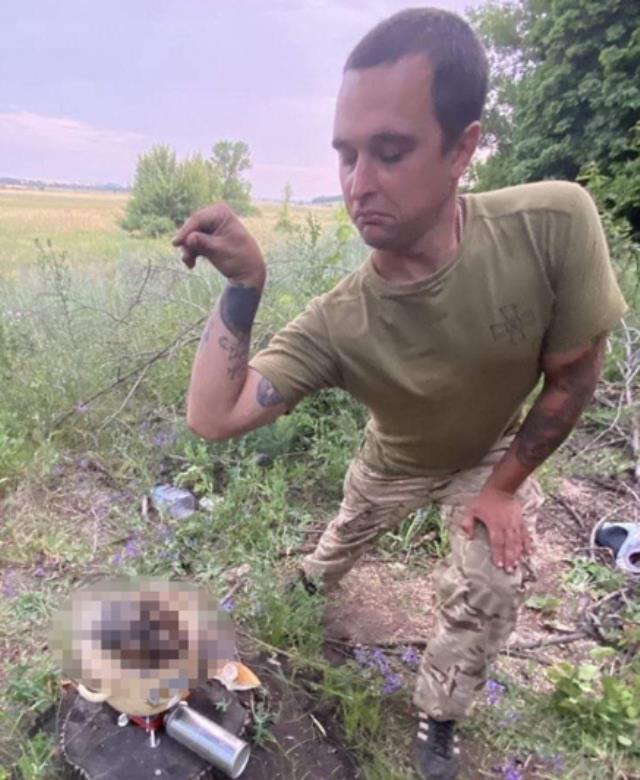 Ukraynalı Nazi sempatizanı asker, ölen Rus askerin kafasını kesip tencerede pişirdi