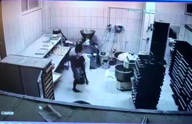14 yaşındaki üvey oğluna acımadı! İş yerinde dakikalarca tekme tokat dövdü