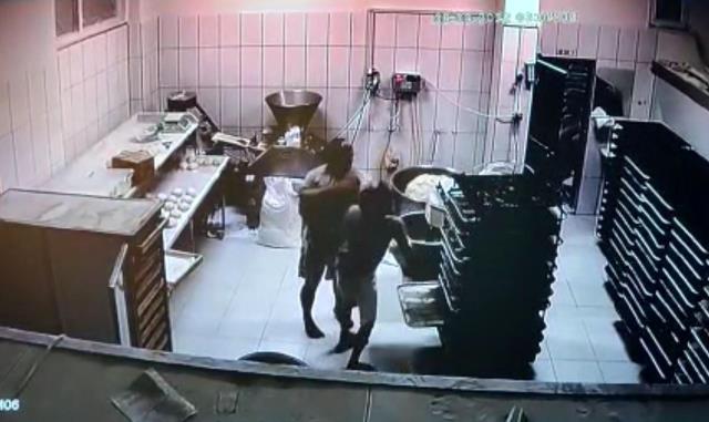 14 yaşındaki üvey oğluna acımadı! İş yerinde dakikalarca tekme tokat dövdü
