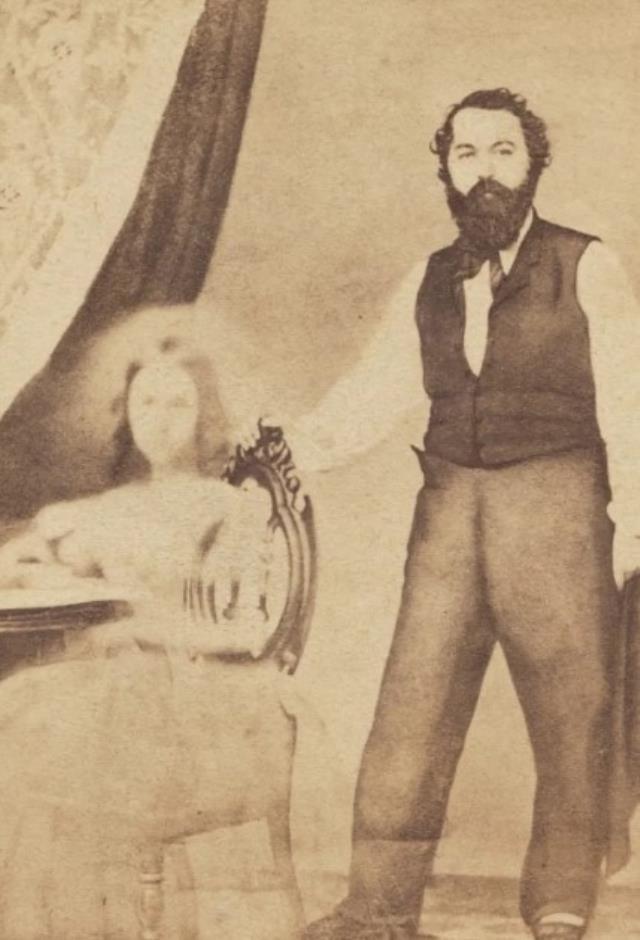Yakınları ölenler ona koşuyordu! Ruhların fotoğrafını çeken fotoğrafçı, atladığı bir detaydan dolayı herkese rezil oldu