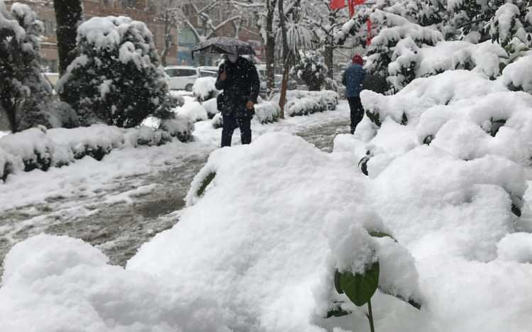 <p>Yoğun kar yağışı için tarih veren uzmanlar bu durumdan en çok İstanbul, Bursa, Bolu, Kocaeli, Tekirdağ, Çanakkalle ve Balıkesir gibi illerin etkileneceğini söyledi.</p>
