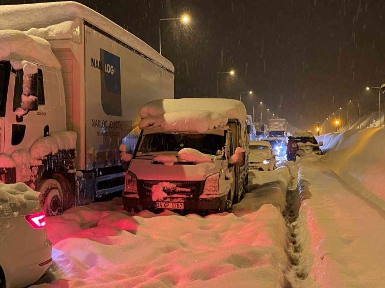 <p>10 Aralık tarihinden itibaren kış ayının etkilerinini hissedilmeye başlanacağını belirten uzmanlar soğuk ve sert bir kış yaşanacağını ifade ediyor.</p>
