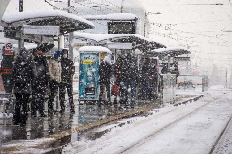 <p>Yurt genelinin parçalı ve çok bulutlu, Marmara'nın batısı ve Kıyı Ege ile Denizli, Manisa çevreleri ve İstanbul'un kuzey ilçelerinin sağanak ve gök gürültülü sağanak yağışlı geçeceği tahmin ediliyor. </p>
