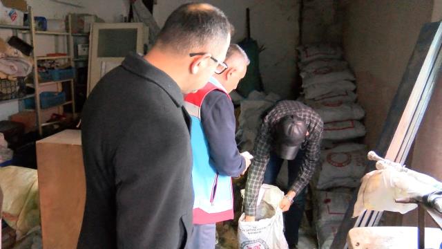 Yaparken vicdanı sızlamadı! Yardım kömürlerini sahiplerinden alıp satarken yakalandı