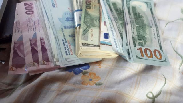 Yerde bulduğu yarım milyondan fazla parayı sahibine teslim etti