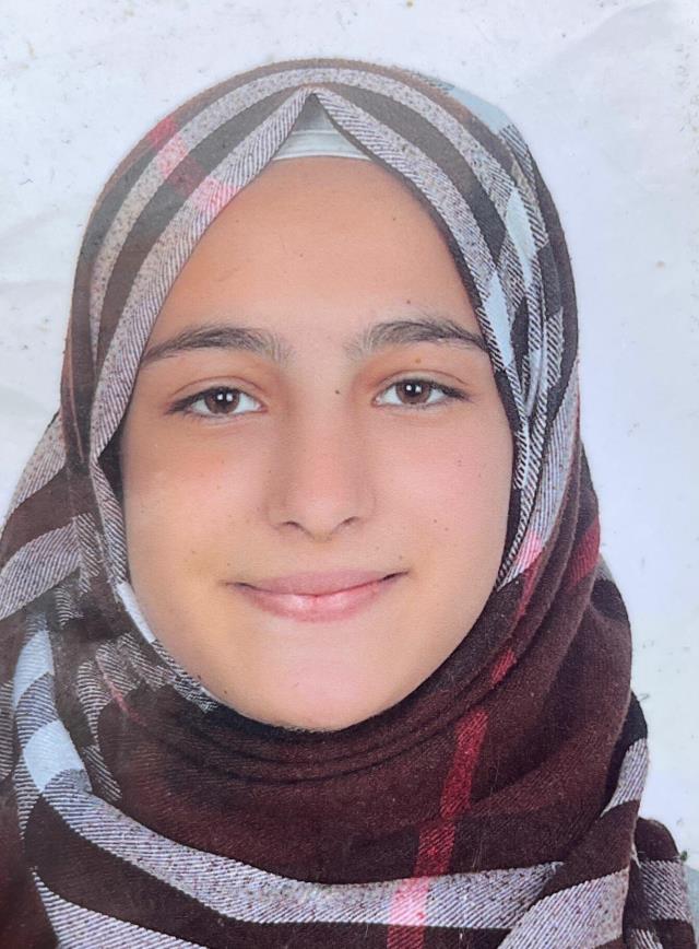 Saçından sürüklediği karısının başını keserek öldürdü