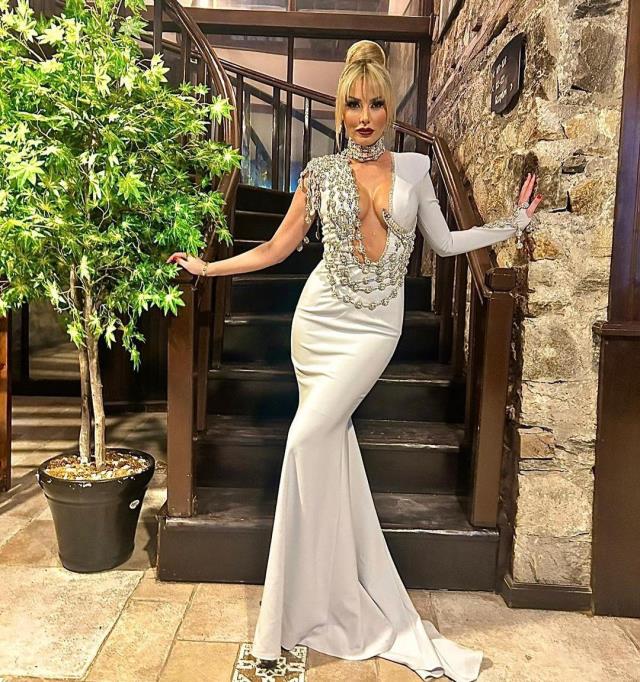 Yılbaşında sahnede şıklık yarışı! İrem Derici ve Petek Dinçöz dekoltesiyle herkesi gölgede bıraktı