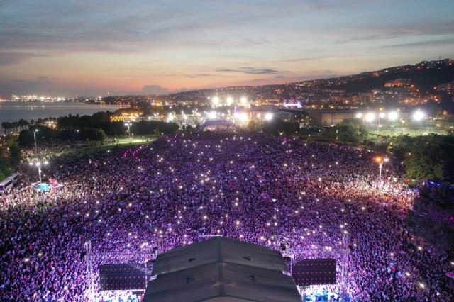 Yıldız Tilbe'nin konser verdiği Kocaeli'de hayat durdu