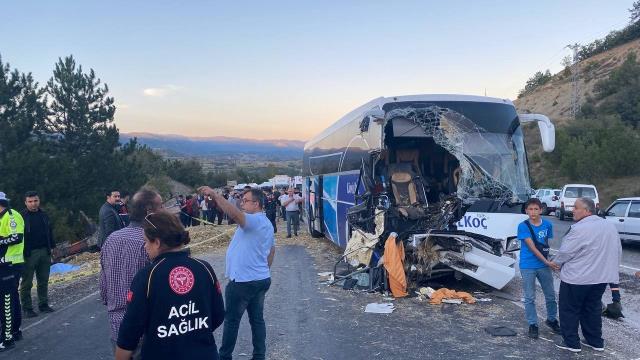 Yolcu otobüsü ile traktör çarpıştı: 1 ölü, 10 yaralı