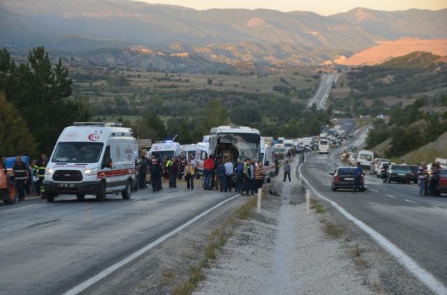 Yolcu otobüsü ile traktör çarpıştı: 1 ölü, 10 yaralı