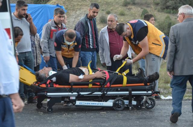 Yolcu otobüsü ile traktör çarpıştı: 1 ölü, 10 yaralı
