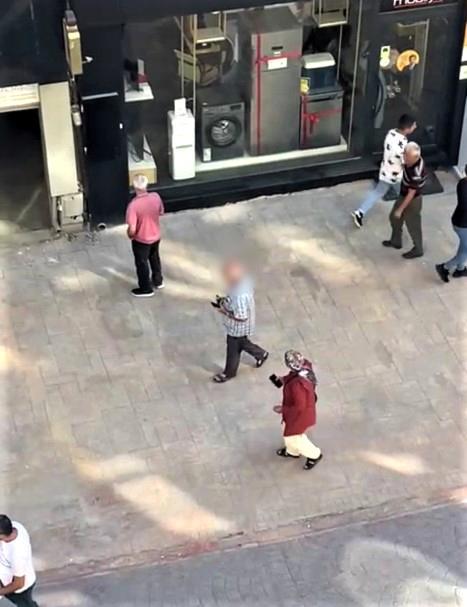 Yolda yürürken tacize uğrayan kadın, yanına kadar yaklaşan yaşlı adama tepki gösterdi