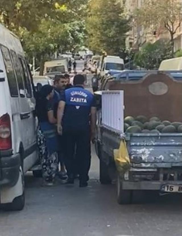 Zabıta ekipleri seyyar satıcıya ailesinin gözü önünde tokat attı