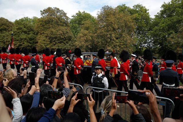 Zeki çiftçinin Kraliçe Elizabeth'in cenazesini görmek için bulduğu yöntem pes dedirtti