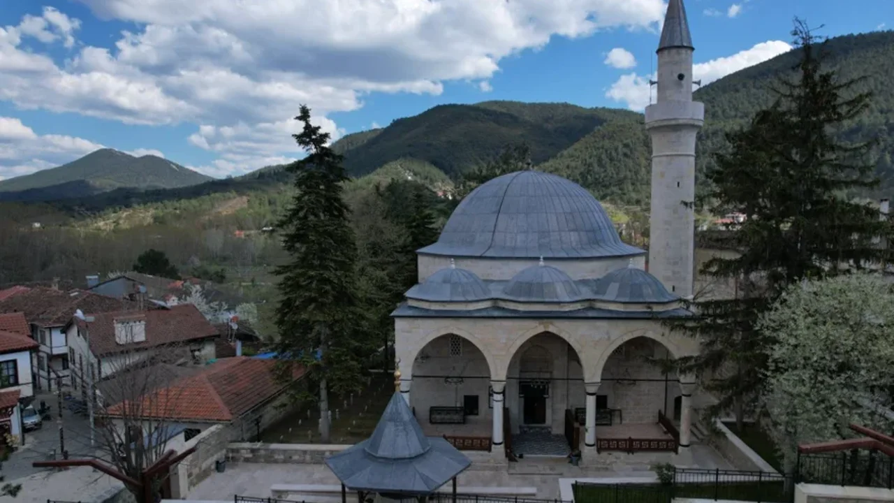 508 yıllık tarihi cami tarihe tanıklık etmeye devam ediyor