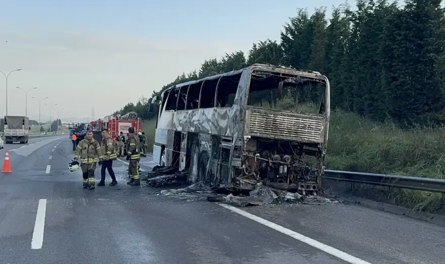 TEM Otoyolu’nda korku dolu anlar! Tur otobüsü alevlere teslim oldu