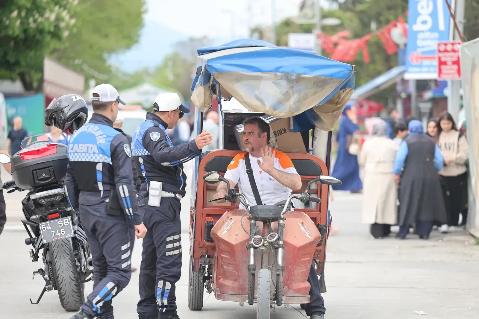 Büyükşehir Zabıtası’ndan Çark Caddesi ve Uzunçarşı’da Sıkı Denetim