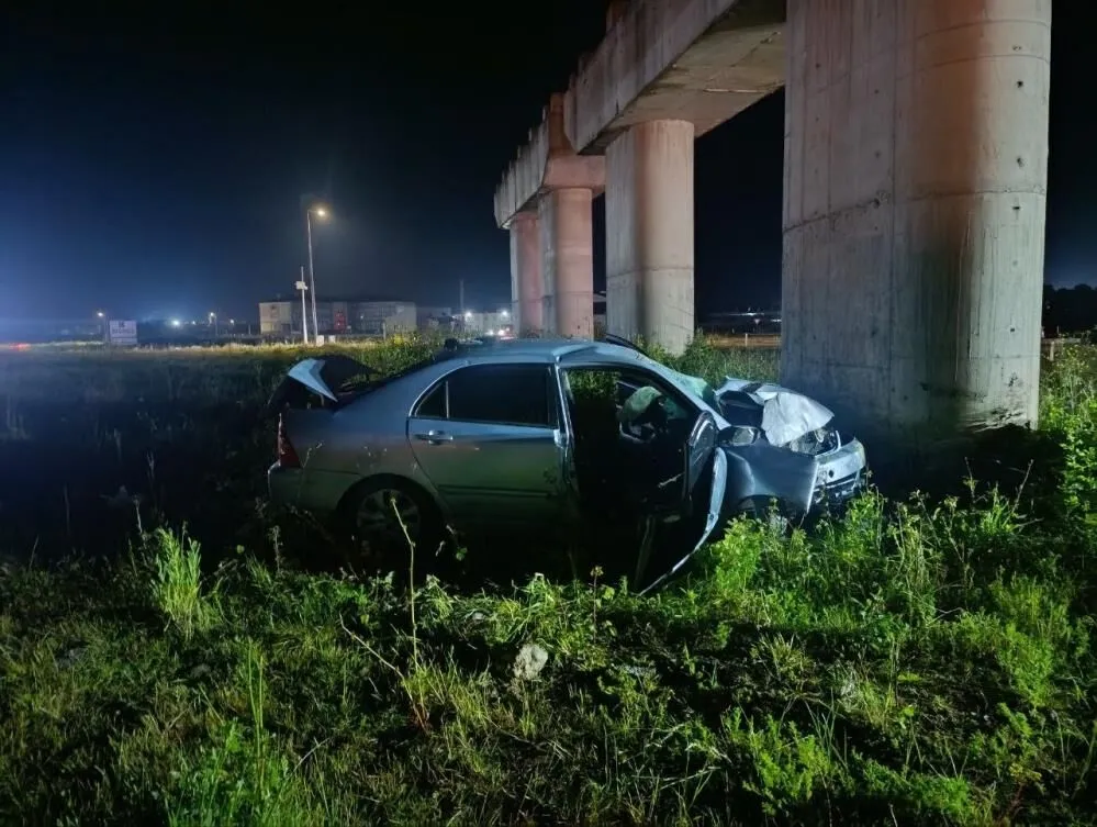 Karasu’da kontrolden çıkan otomobil köprü ayağına çarptı: 2 yaralı