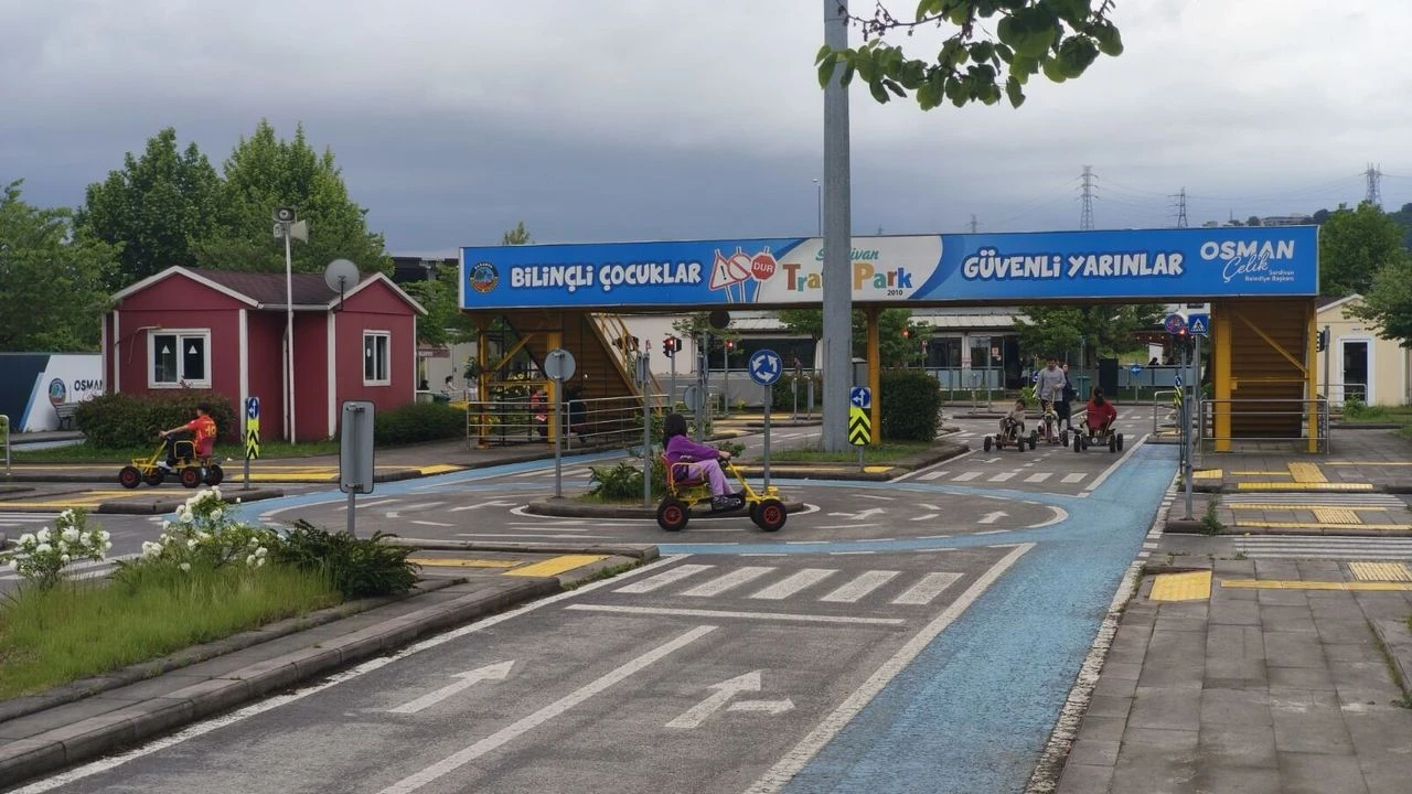 Serdivan’da çocuk oyun alanları yenilendi