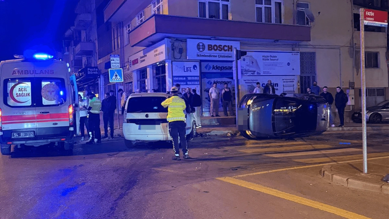 TEK Kavşağı’nda gece saatlerinde kaza! Çarpışan araçlardan biri yan yattı: 3 yaralı