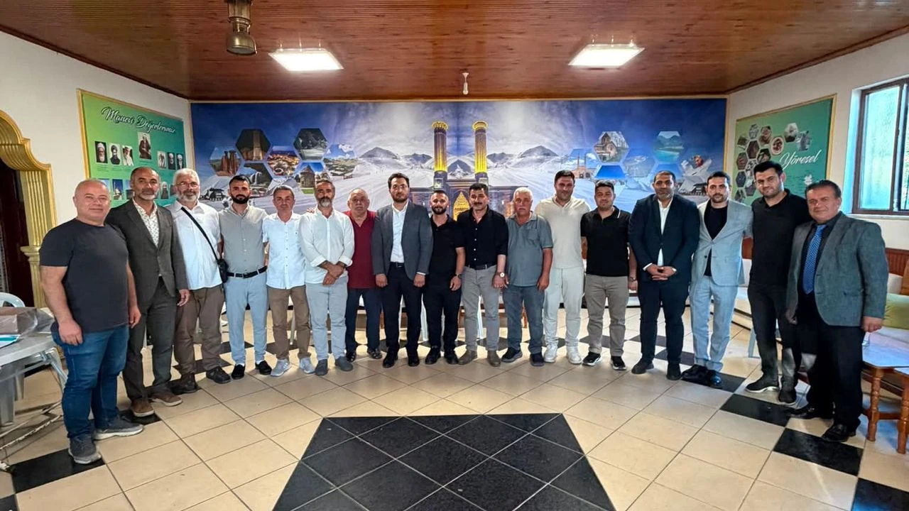 Dursun Murat Ak, Sakarya Erzurumlular Derneği’nde yeniden başkan seçildi