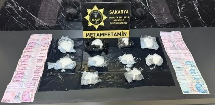 İstanbul’dan Sakarya’ya uyuşturucu sevkiyatı gişelerde engellendi: 1 kilo metamfetamin ele geçirildi