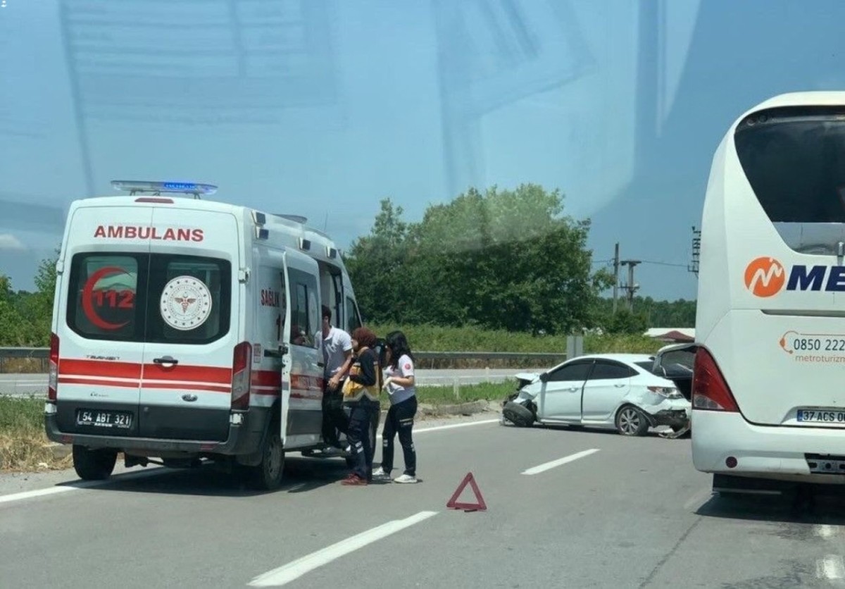 Akyazı’da kavşakta kaza: Araç bariyerlere çarptı, sürücü yaralandı